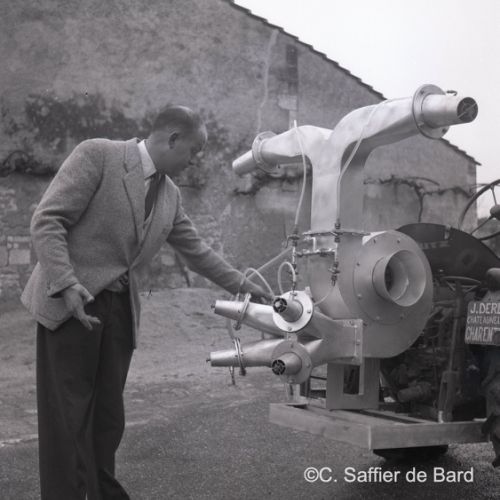 Pprésentation du nouveau pulvérisateur par Jean Deret, fils du viticulteur Jean-Baptiste Deret et frère de Madeleine Saffier de bard à Chassors de Châteauneuf