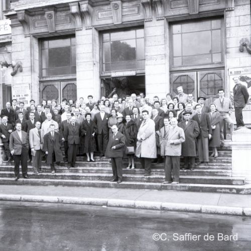 La troupe de comédiensdonne une représentation de Rigoletto au théâtre d'Angoulême puis est recu à l'Hôtel de Ville.