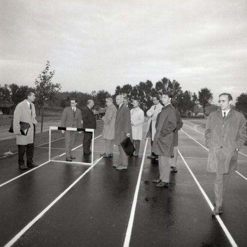 Visite du nouveau stade d'atlhétisme desTrois Chênes par les autorités sportives et militaires.
