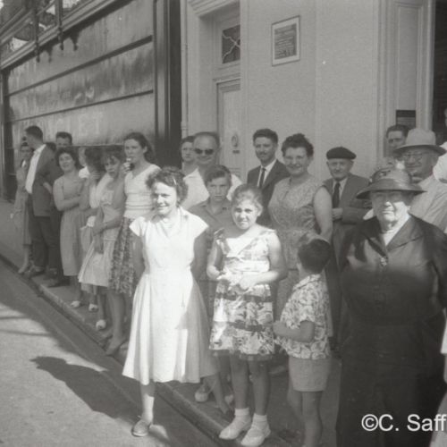 Traditionnelle course du 15 août de garçons de café dans les rues d'Angoulême.