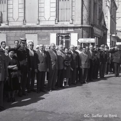 Dépôt de gerbes au monument aux morts de La Bussatte.