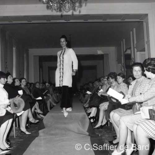 Défilé de mode du Petit Poucet de Madame Chaliès à l'Hôtel de France.