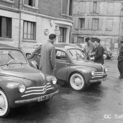 Evènement à la caserne Reiginer Rempart de l'Est où les Pompiers accueillent une Renault 4 CV équipée de la radio.