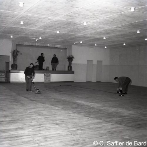 Préparation de la salle des fêtes de Soyaux pour inauguration.