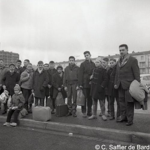 Départ d’un groupe d’écoliers pour une classe de neige.
