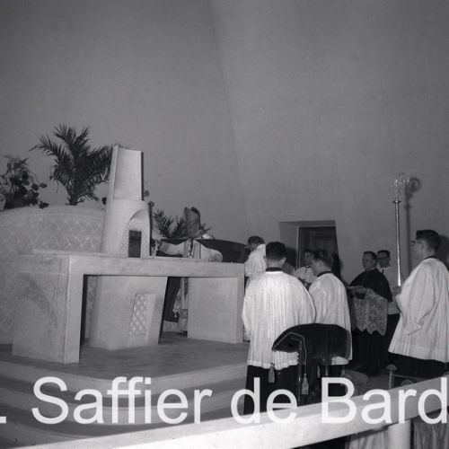 énédiction de l'autel du collège Chavagnes par Mgr Mégnin.