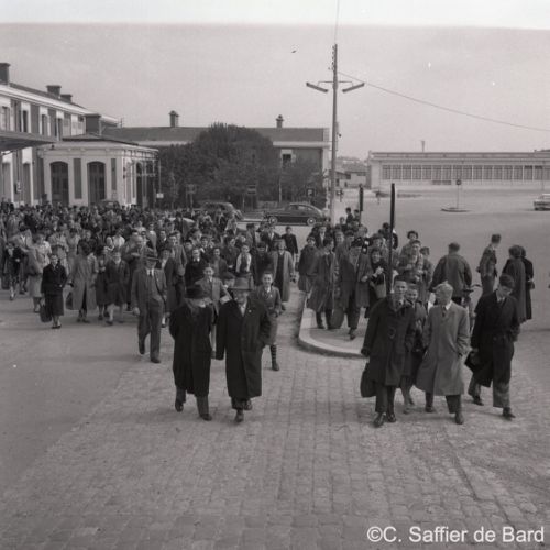 Visite d'un groupe d'écoliers de Bristol à Angoulême, cavalcade du Pontouvre.