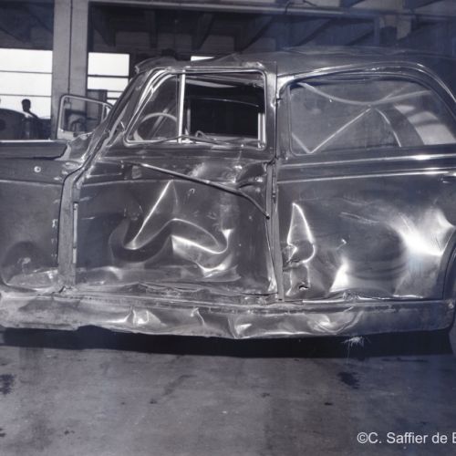 Pas d’Airbag à l’époque pour cette Peugeot 403 accidentée.