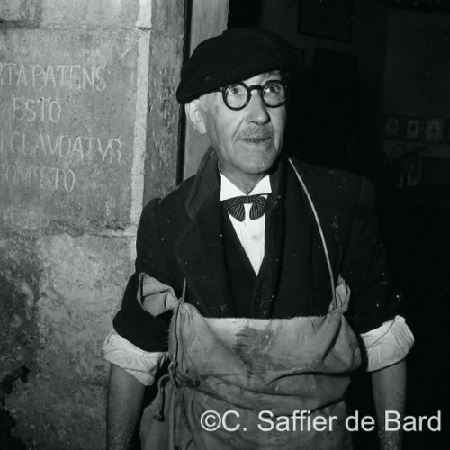 Henri Lacombe fabrique du papier au Moulin du Verger auquel il a redonné vie.