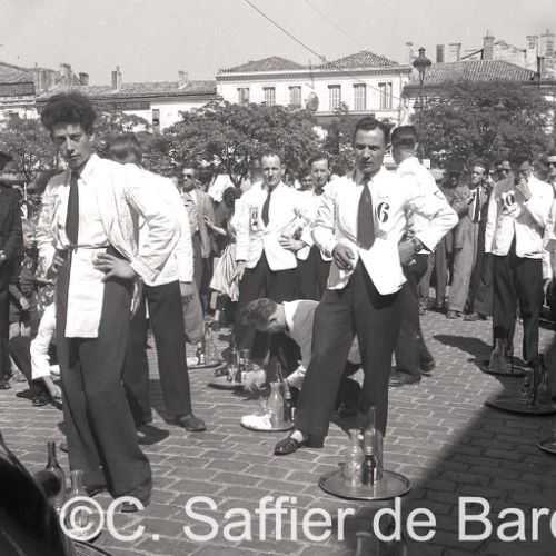 Traditionnele course des garçons de café du 15 août.