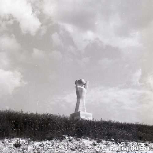 Oeuvre d'art en cours d'exécution à Pont à Brac sur l'ancienne RN 10.