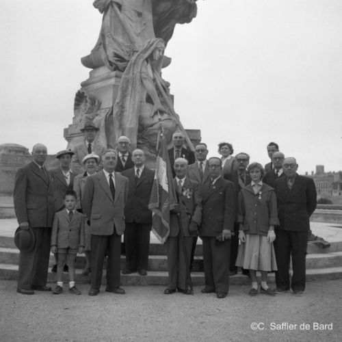 Remise de médailes place Beaulieu.