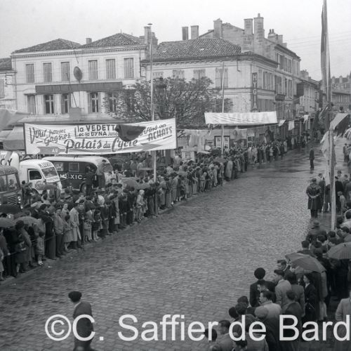 rrivée du prix de l'Epicerie, place du Champ de Mars.