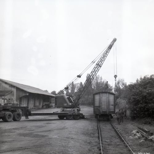 Déchargement d'un wagon américain à Châteauneuf.