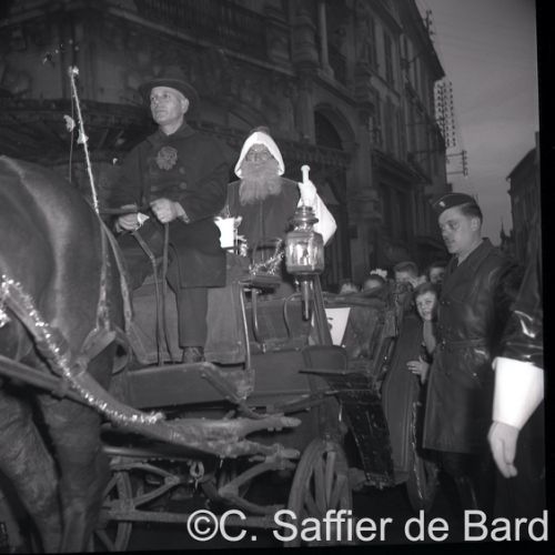 La foule atend le Père Noël arrive place de l'Hôtel de Ville à Angoulême.