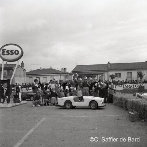 Championnat de France des jeunes pilotes Esso et Sud-Ouest place du Champ de Mars.