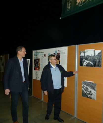 Rodolphe découvre l'exposition.