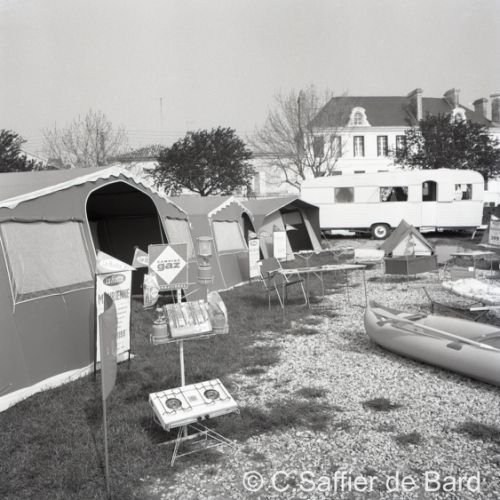 Exposition camping à Bourgines.