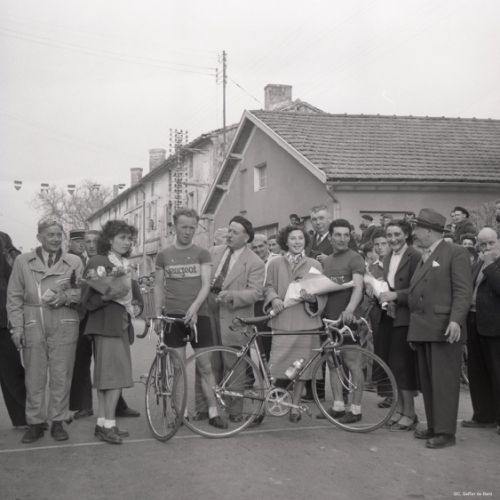 Remise de fleurs au gagnant du Grand Prix 'Barrouillet'.