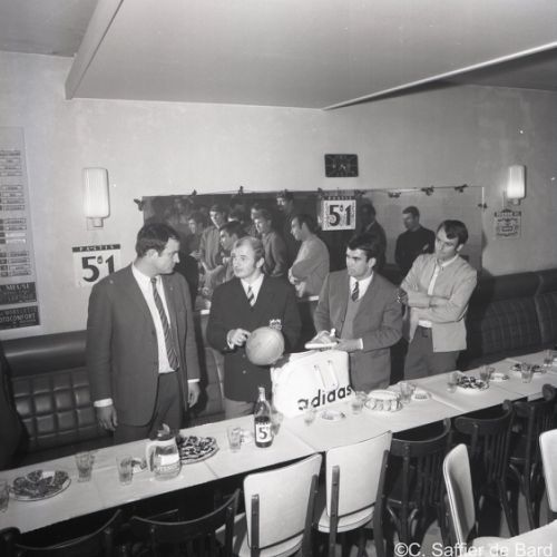 Vin d’honneur dans le bar du rugbyman Claude Lacaze.