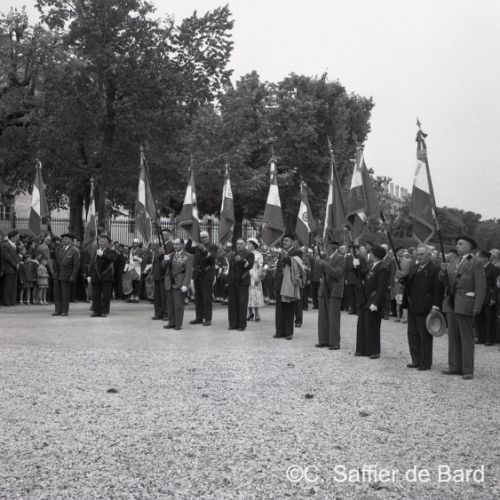 Hommage et dépôt deerbes pour les combattants de moins de 20 ans.