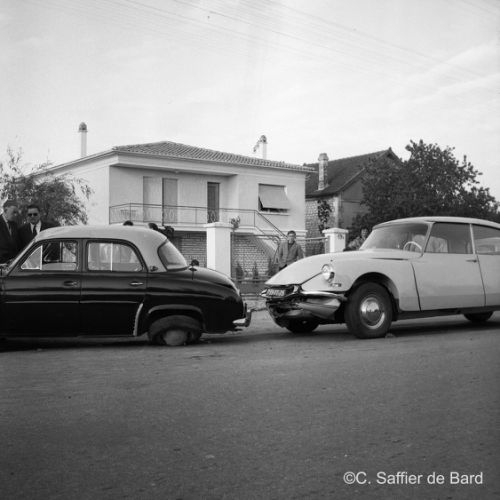 Accident entre une Citroën DS et une Renault 4 CV à Soyaux.