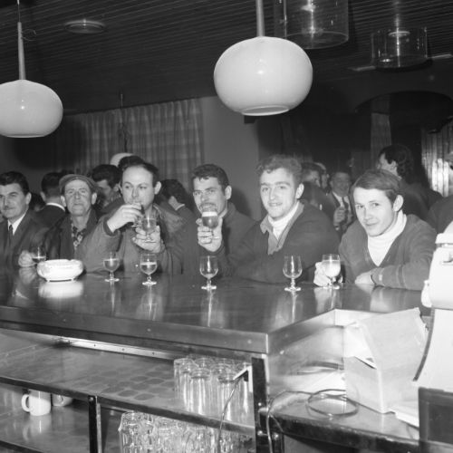 Michel Deschamps fête la fin du chantier du drugstore avec les ouvriers.