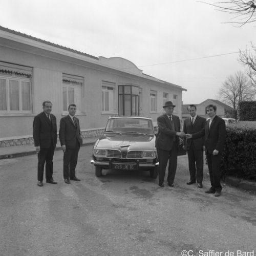 Remise ds clés au gagnant de la Renault 16 du concours organisé par La Pantoufle.