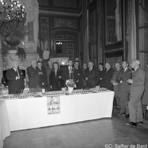 Remise de Coupes par Bernard Ricard , deuxième fils de Paul Ricard.
