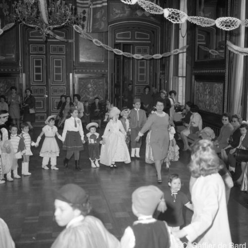 Bal d’enfants costumés dans le grand salon de l’Hôtel de Ville d’Angoulême.