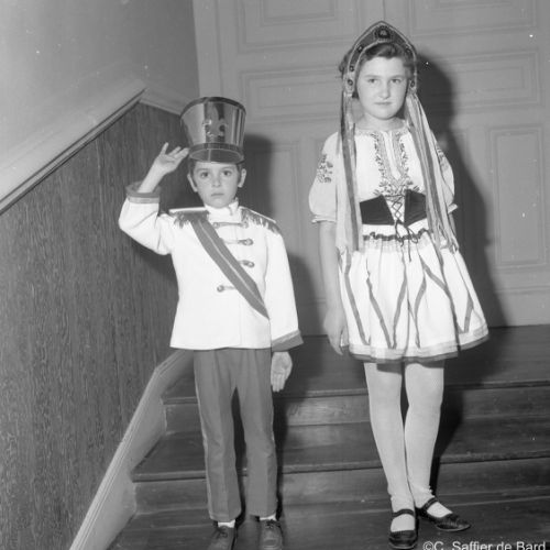 Bal d’enfants costumés dans le grand salon de l’Hôtel de Ville d’Angoulême.
