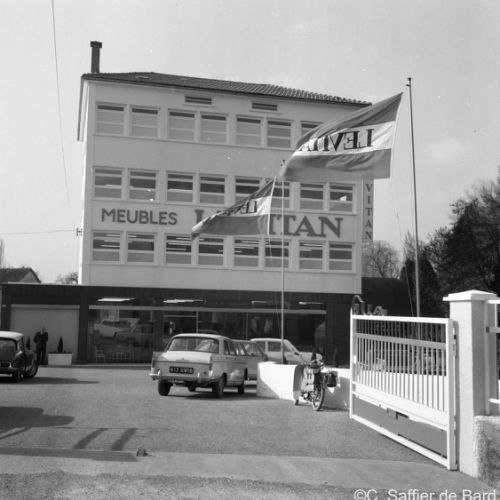 Affuence au magasin de meubles Lévitan.