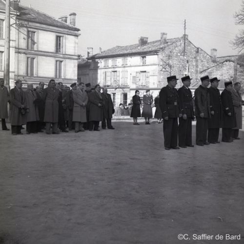 Remise de décorations et de fanions aux pompiers de La Couronne.