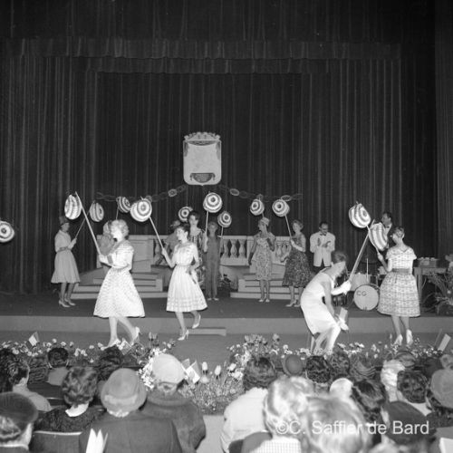 Défilé de 'Soies' au théâtre.