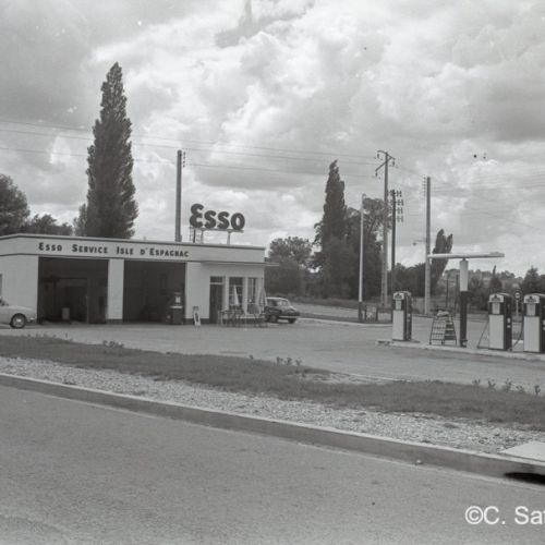 La station Esso à la maison d’Ardoise à L’Isle d’Espagnac.