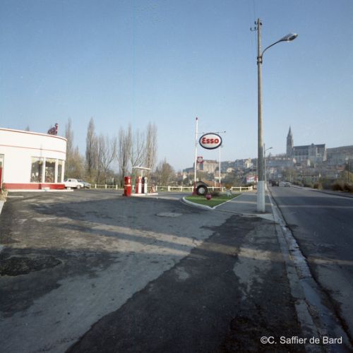 Station-service ESSO de Sillac rue de Bordeaux à Angoulême.