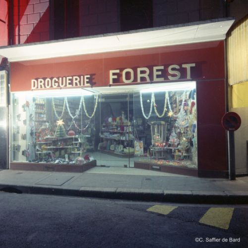 Vitrine de Noël de la droguerie Forest place de la Bussatte.