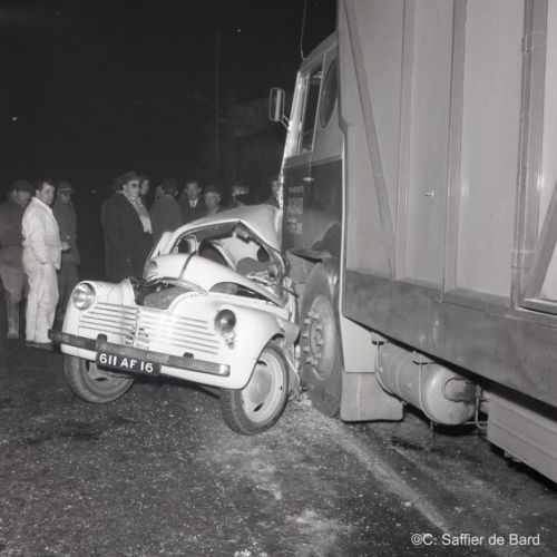 Gros (grave ?) accident d’une Renault 4 CV au Port Lhoumeau.