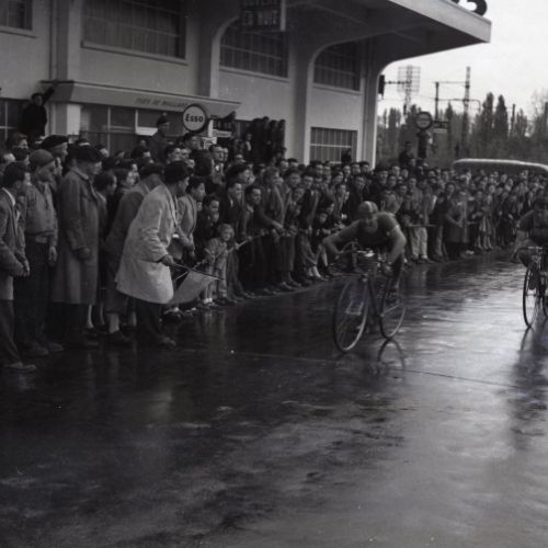 Arrivée de la course cycliste La Rochelle - Angoulême route de Bordeaux.