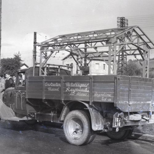 Un camion des Etablissements Raynaud.