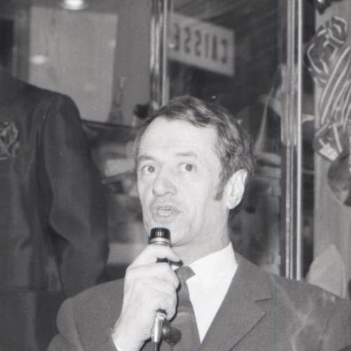 Georges de Caunes, anime l'inaguration de Drugsore.