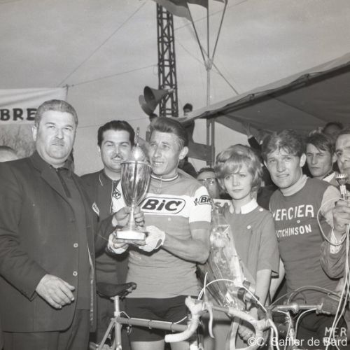 Jacques Anquetil vainqueur au Critérium de Saint Claud en 1968 devant Bernard Thévenet et Raymond Poulidor.