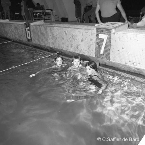 Nageuse à la piscine de Bourgines.