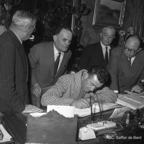 Signature du Livre d'Or par Louison Bobet à la Mairie.
