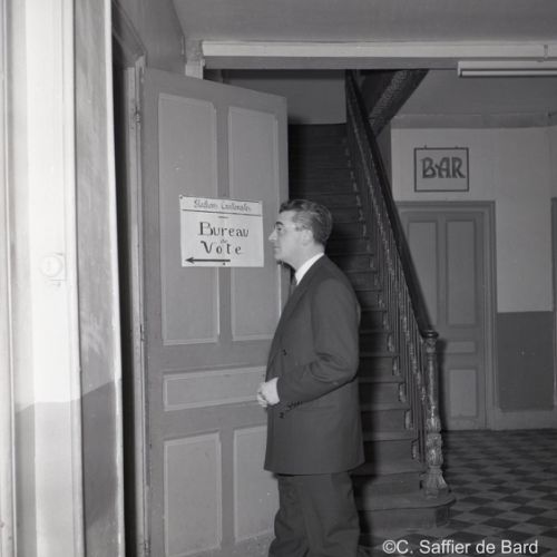 Félix Gaillard vote aux éléction cantonales à Barbezieux.