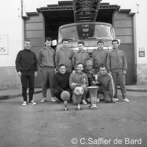 Remise des brevets aux pompiers.