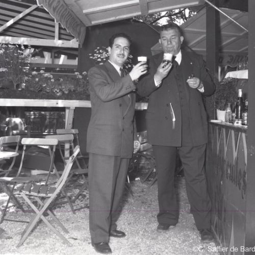 Claude Saffier de Bard tinque avec un ami.