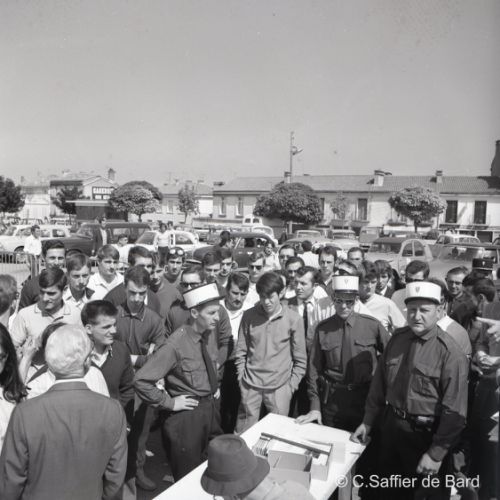 Inscription au concours des jeunes conducteurs place du Champ de Mars.