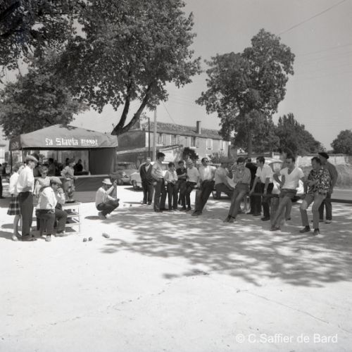 Partie de boules à Châteauneuf.