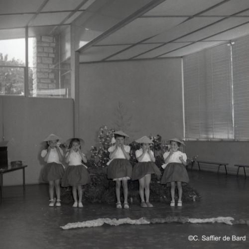 Fête costumée à l'école maternelle du Gond-Pontouvre.